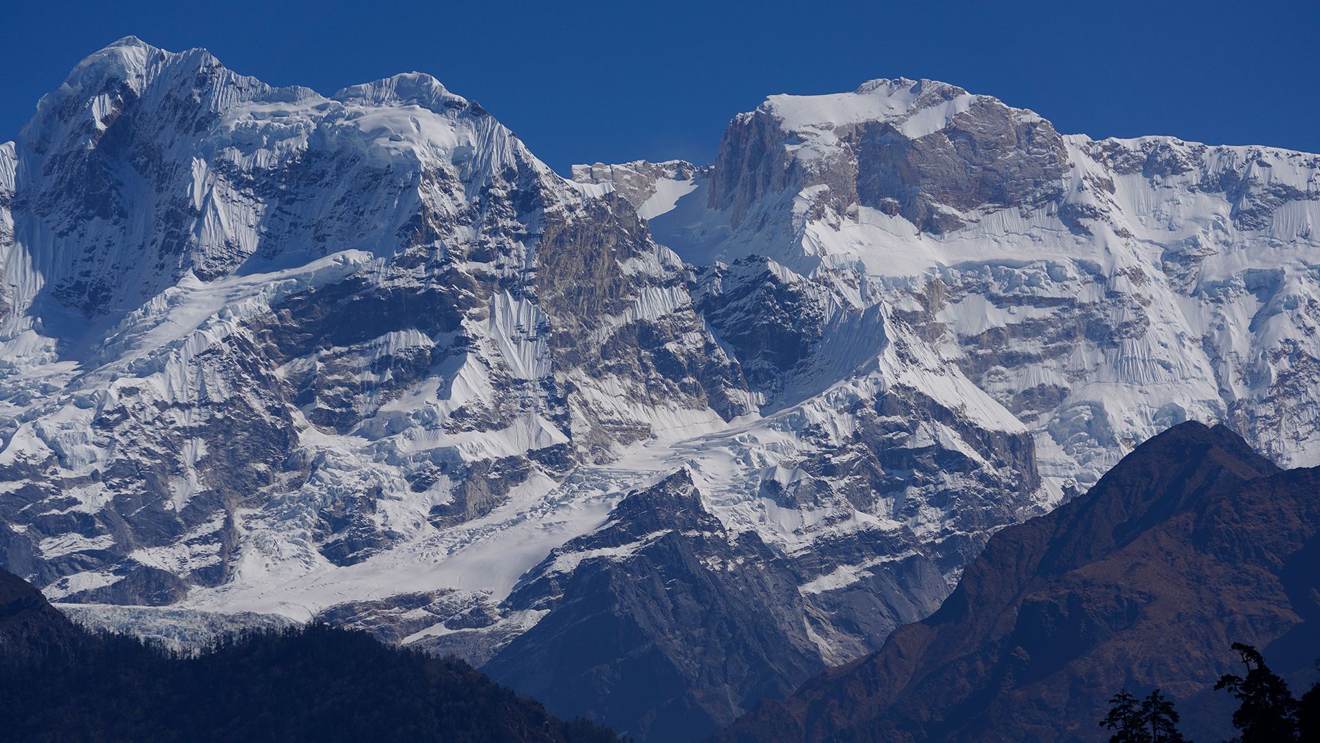 Snow covered peaks of the Lamjung Himal